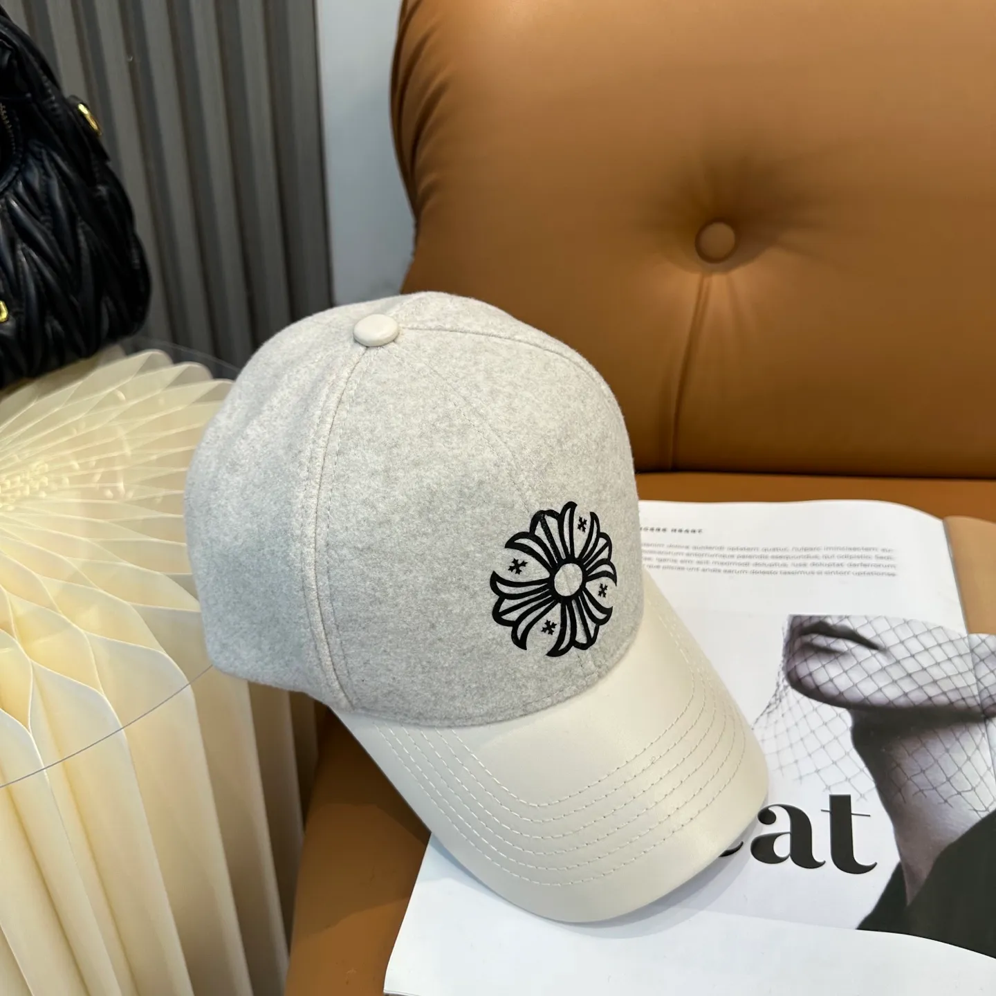 P60 Crow Heart's new autumn and winter fur-stitched baseball cap. It's full of autumn and winter atmosphere. The quality is great. The deepening of the hat shape makes it more elegant. It's very nice for both men and women. It's a classic among classics. It goes well with daily wear. Casual and fashionable.
